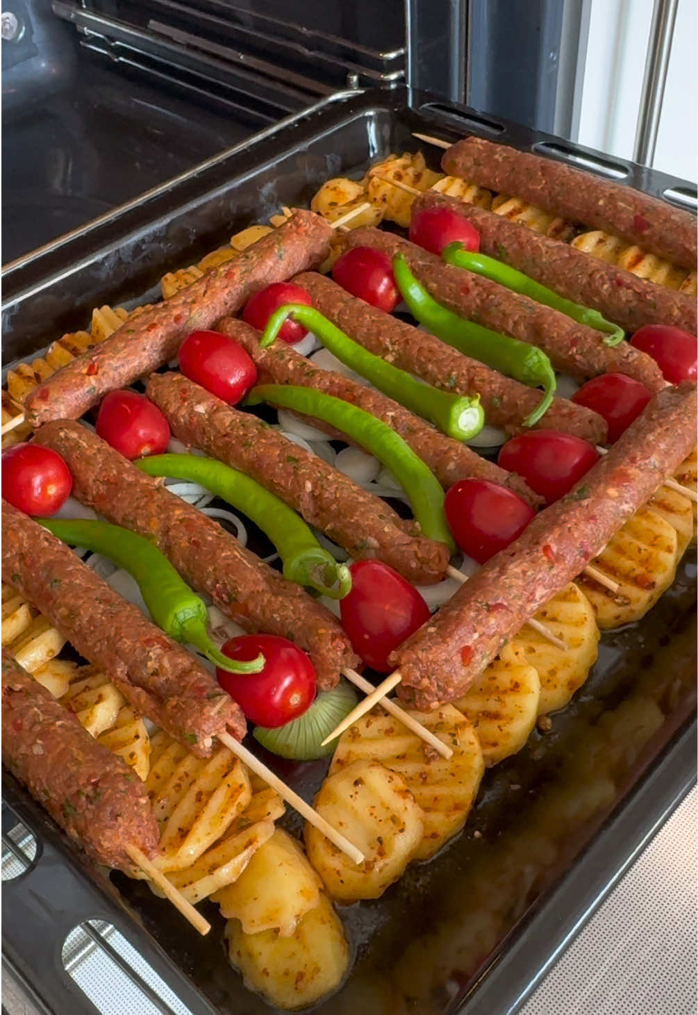 💛 Akşam yemeğine ne pişirsem derdine son! Hem çok lezzetli hem de sofraya şıklık katan fırında patatesli köfte tarifimle geldim. Yanına pilav, salata ohhh mis gibi! Deneyen herkes bayılacak 😋✨ Malzemeler 4-5 adet patates (Baharatlamak için:  , pul biber, kekik, karabiber, tuz) 6 diş sarımsak  2 adet soğan Köftesi için: 600 gr kıyma 1 adet rendelenmiş soğan 1 adet kırmızı biber 2 diş rendelenmiş sarımsak 3 yemek kaşığı galeta unu 1 adet yumurta Kimyon, karabiber, tuz, toz biber Yarım demet maydanoz Sosu için: 1 yemek kaşığı domates salçası 3 yemek kaşığı sıvı yağ Yarım su bardağından biraz fazla sıcak su Tuz Yapılışı: Köfte için verilen malzemeleri yoğurup üzerini kapatalım, 1 saat buzdolabında dinlendirelim. Patatesleri halka halka doğrayıp baharatları karıştıralımfırın kabına dizelim. İki adet soğanı ve sarımsağı halka halka doğrayıp kabın ortasına yerleştirelim. Köfte harcından mandalina büyüklüğünde parçalar alıp şekillendirelim. Şişleri fırın kabına dizelim. Sos malzemelerini karıştırıp yemeğin üzerine dökelim. Önceden ısıtılmış 180 derecelik fırında pişirelim. Afiyet olsun! 💛🥔🥩🌿 #food # delicious  #dinner#yemektarifleri #köftelipatates