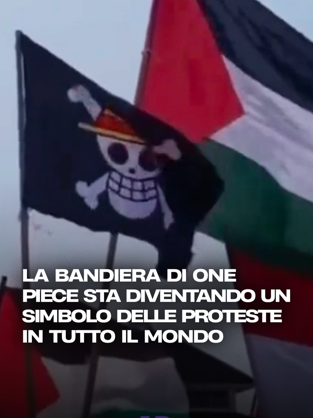 È apparsa in Francia pochi giorni fa, durante le proteste del movimento «Bloquons tout» (“Blocchiamo tutto”) che hanno paralizzato il Paese. Poco prima era stata avvistata in Nepal, tra i manifestanti che incendiavano e vandalizzavano il Parlamento, nelle dimostrazioni culminate con le dimissioni del primo ministro. Il 17 agosto aveva sventolato in Indonesia, come gesto di opposizione al governo autoritario di Prabowo Subianto che, in occasione della festa nazionale, aveva invitato i cittadini a esporre la bandiera indonesiana ai balconi. Ed è stata issata anche dall’attivista italiano Tony La Piccirella sulla Handala, la nave della Freedom Flotilla che lo scorso luglio ha tentato di rompere il blocco israeliano su Gaza per consegnare aiuti umanitari. Si tratta del simbolo dei Mugiwara, la ciurma di pirati guidata da Monkey D. Luffy, protagonista del manga One Piece di Eiichiro Oda: un teschio che ghigna con un cappello di paglia, incrociato da due ossa. Da simbolo della pirateria, la bandiera è diventata portatrice di valori positivi, come libertà, coraggio e ribellione contro i poteri oppressivi. Sventolando questo vessillo, i manifestanti affermano la loro lotta per la libertà e un futuro migliore, richiamandosi a Nika, il dio della liberazione di cui Luffy è incarnazione. Per molti giovani, il simbolo non è più solo un riferimento agli anime, ma il segno di una generazione determinata a far valere la propria voce e sfidare le autorità. Nel manga, i Mugiwara arrivano spesso in isole governate da tiranni, come il Regno di Alabasta soggiogato da Crocodile o il paese di Wa, Tuttavia, il vero grande nemico è il “Governo Mondiale”: un potere che si presenta come garante di giustizia e ordine, ma che in realtà manipola, insabbia e controlla ogni cosa che accade nel mondo.  La ciurma combatte per restituire libertà agli abitanti, restaurare governi legittimi, liberare gli oppressi e creare nuovi ordini. Diversi manifestanti indonesiani hanno raccontato alla BBC che la storia del manga riflette la loro esperienza quotidiana di ingiustizia e disuguaglianza e che trovano nella bandiera un modello di resistenza e speranza. Un negoziante di Giava Centrale ha raccontato di aver ricevuto «migliaia di ordini» per la bandiera nelle ultime settimane. #onepiece