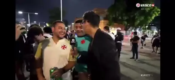 Inacreditável isso aqui. Torcedor do Vasco antes do jogo contra o Botafogo: “Vamos começar ganhando, vamos tomar o empate no final e vamos ganhar nos pênaltis. O cara que marcar o gol deles vai perder o pênalti. Pode me cobrar.” 🎥 Reprodução/VascoTV #vasco #botafogo #copadobrasil #futebolbrasileiro #tiktokesportes 