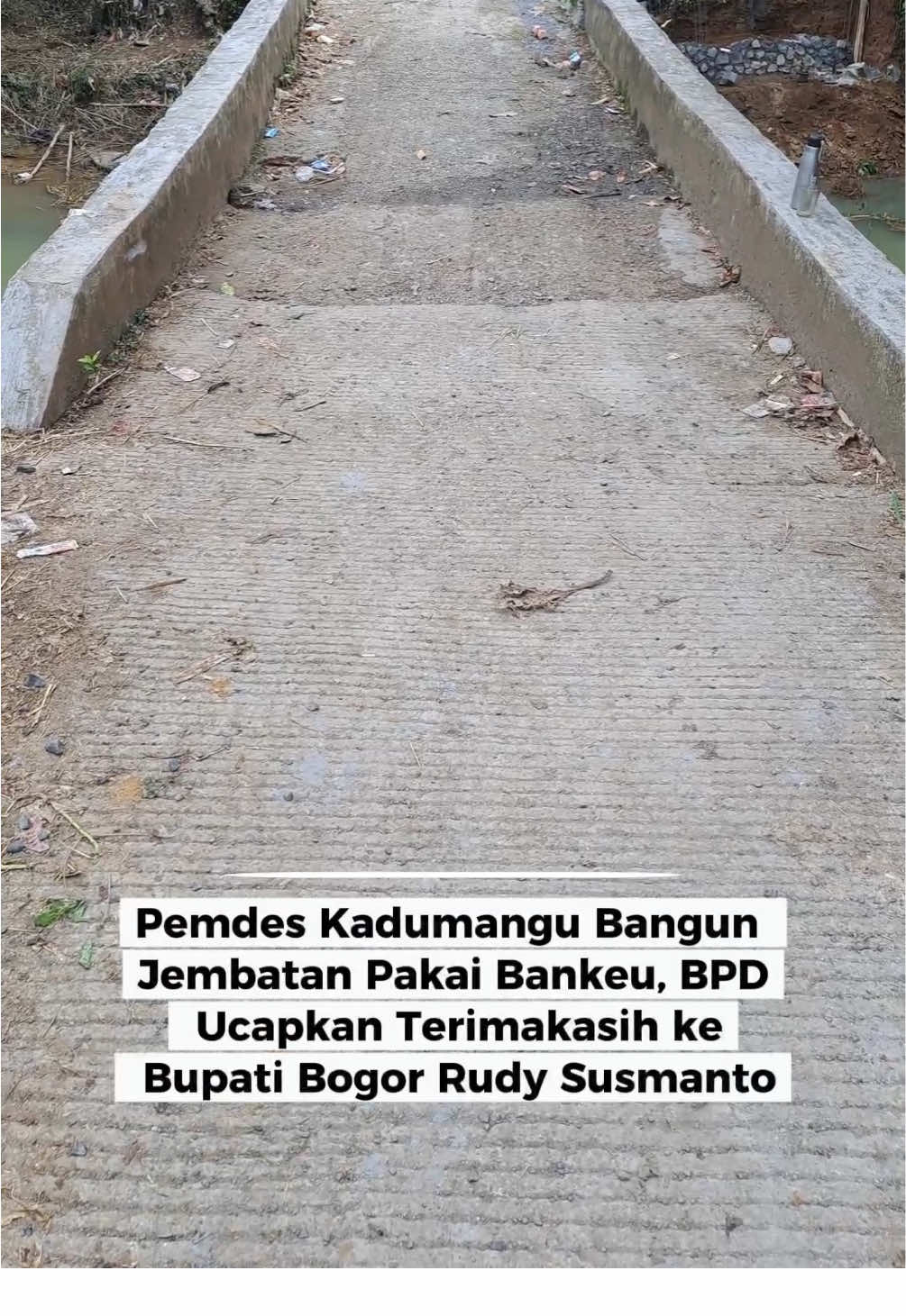 Pemdes Kadumangu Bangun Jembatan Pakai Bankeu, BPD Ucapkan Terimakasih ke Bupati Bogor Rudy Susmanto Halo Sahabat Bogor Istimewa Pemerintah Desa Kadumanggu, Kecamatan Babakan Madang, saat ini tengah melaksanakan pembangunan jembatan yang berlokasi di Kampung Legok Gaok RT 001 RW 005. Pembangunan infrastruktur ini menjadi salah satu prioritas desa dalam meningkatkan konektivitas antarwilayah. Pembangunan jembatan tersebut bersumber dari program Bantuan Keuangan (Bankeu) Infrastruktur Desa Tahap I Tahun 2025 yang digulirkan oleh Bupati Bogor Rudy Susmanto. Jembatan ini memiliki arti penting bagi warga karena menjadi akses vital penghubung antara dua desa yang berada di dua kecamatan berbeda, yaitu Desa Kadumanggu, Kecamatan Babakan Madang dengan Desa Pasir Laja, Kecamatan Sukaraja. Kehadiran jembatan ini diyakini akan mempermudah mobilitas yang aman dan nyaman bagi warga. Tak hanya berdampak pada aspek ekonomi, jembatan ini juga akan mendukung kegiatan sosial kemasyarakatan. Warga dari kedua desa akan lebih mudah berinteraksi dan mempererat tali silaturahmi, sehingga memperkuat hubungan sosial antarwilayah. Idris, selaku Ketua BPD Kadumanggu, menyampaikan apresiasi dan terima kasih kepada Bupati Bogor Rudy Susmanto atas perhatian dan komitmennya dalam memberikan bukti nyata kepedulian Pemerintah Daerah dalam menjawab kebutuhan masyarakat. Salam Bogor Istimewa Kuta Udaya Wangsa #bupatibogor #rudysusmanto #bogoristimewa #KutaUdayaWangsa