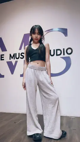 #wildthoughts Dancing with love, patience, and endless smiles 🌸 | dc : @Travist Silva #dancer #dancetrend #tiktokviral @TikTok @LLOUD @LISA @THE MUSÉE STUDIO 