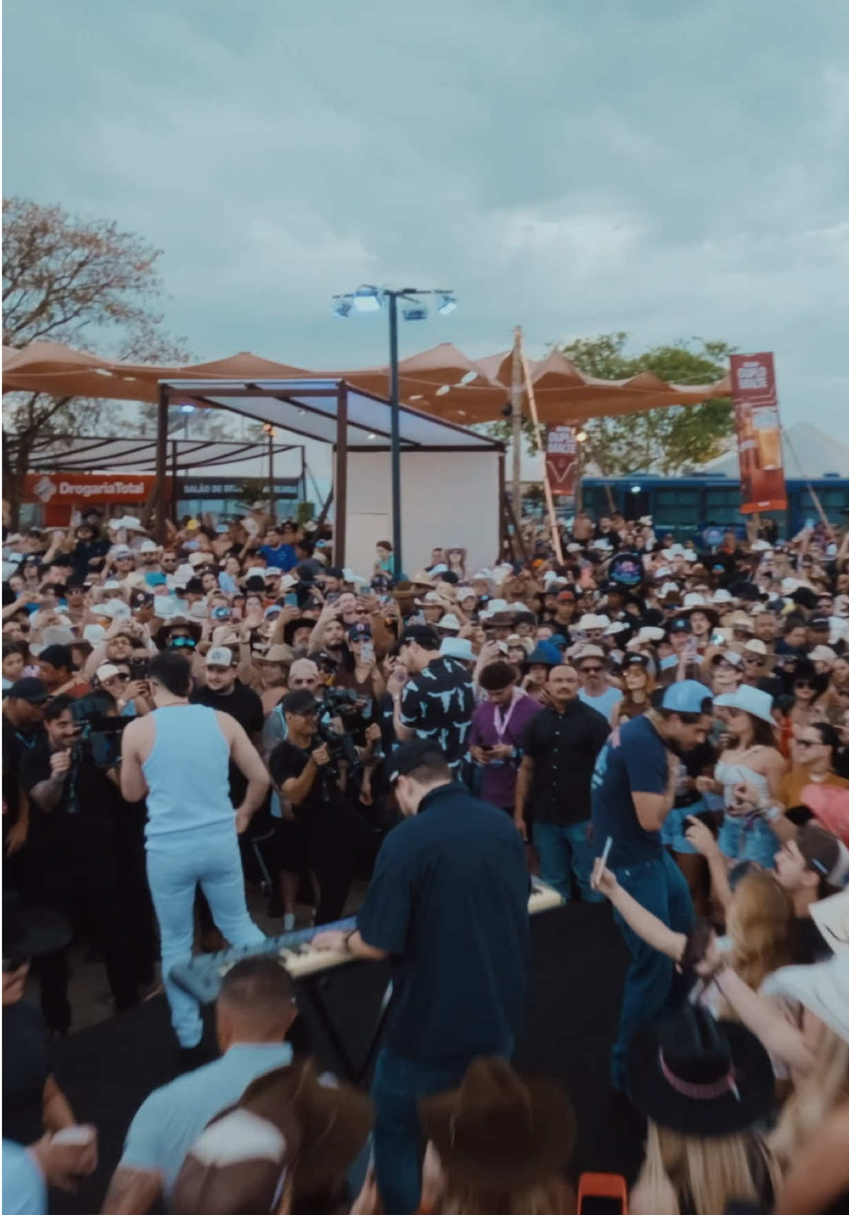 Saiu! O clipe de “Se Eu Te Perdoar” já tá no YouTube! 💔 Já assistiu?  #SeEuTePerdoar #ClaytoneRomário #ZéFelipe #MúsicaNova