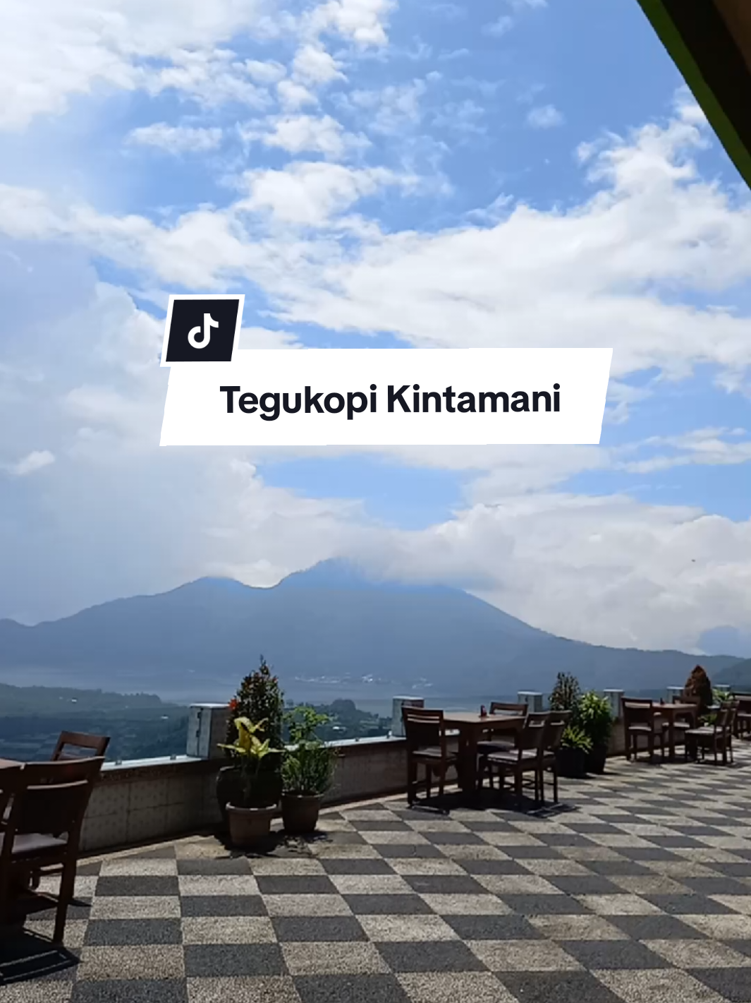 ada yang pernah kesini guys?? tegukopi merupakan salah cafe yang ada di Kintamani. bayangin ngopi sambil liyat view gunung dan danau batur auto ilang nih beban dam stress d kepala🤭. cafe ini memiliki interior yang didominasi dengan warna hitam berpadu dengan kayu yang menempel pada jendela, atap dan lantainya. harga makanan dan minumannya pun terjangkau ya. tersedia berbagai menu makanan ringan sampek berat,, minuman panas, dingin pun ada tinggal pilih ya. jam bukanya itu dari 7.30 - 19.00 wita ya. bisa yuk masuk list buat nongkrong pas weekend nanti🤗.