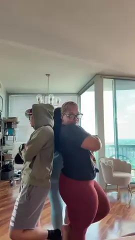 lol the dumb TikTok dance they made me do but We ate this up NGL 🤣🤣🤣🤣 @KelliJBeauty @Khloo 