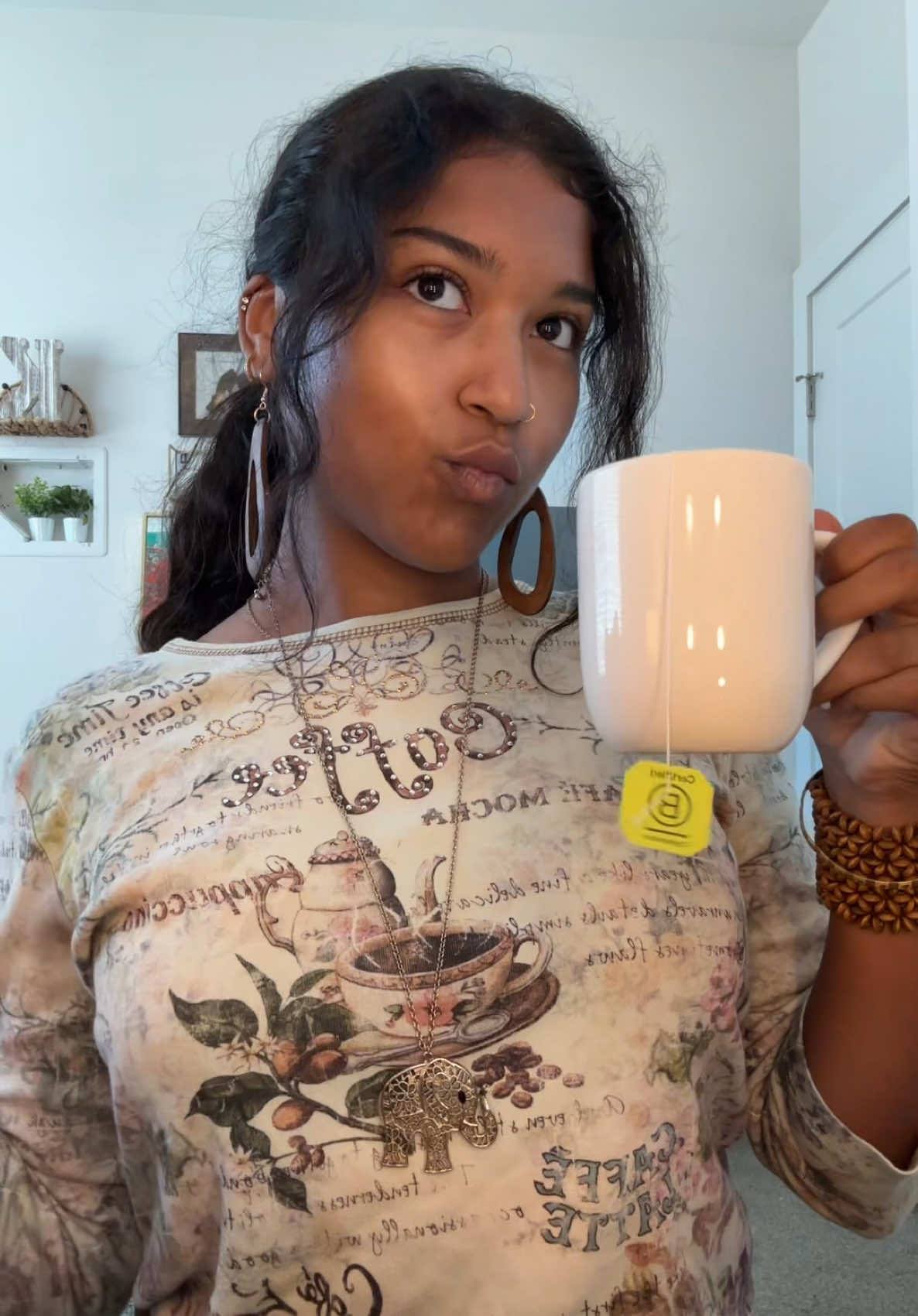 Coffee or tea? #kamoratater #OOTD #fyp #elegance