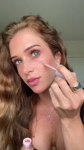 Hiiii @Glossier ‘s ✨NEW✨ #skylightliquidhighlighter ✨⭐️🤩