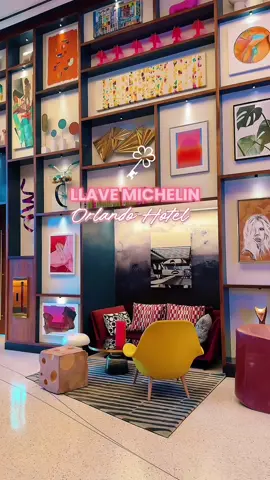 ✨ Recibe 15% de descuento usando el código hellentakesmiami en tu próxima estadía en el Lake Nona Wave Hotel 🔑 Este hotel en Orlando ganó una Llave Michelin 🏆 y después de visitarlo entendí por qué. Desde que entras, respira arte, diseño y tecnología. 🌊 Una piscina increíble con cabanas privadas. 🛏️ Habitaciones desde $240 con vidrios y baños inteligentes, cafetera Nespresso y balcones con vistas espectaculares, sobre todo al atardecer. 🍳 Cuenta con varios restaurantes: Coffee Bar en el lobby por si quieres un desayuno rápido y un buen café. Garnì Café, ideal para brunch (avocado toast, tuna tartare y la icónica Garnì Burger). Sus precios están entre $15 y $30. Por la noche, ofrecen un menú Magical Dining de 3 tiempos por $40 (¡el croissant bread pudding es imperdible!). 🍸 Y si quieres un cóctel elegante y bailar un rato, el Nectar Room es la parada obligada. 🧘‍♀️ Los sábados comienzan con yoga al aire libre, ideal para arrancar el día con buena energía. Eso sí, asegúrate de llegar temprano para coger un buen puesto, porque se llena. El Lake Nona Wave Hotel no es solo hospedaje, es una experiencia completa que combina arte, estilo y comodidad en el corazón de Orlando 