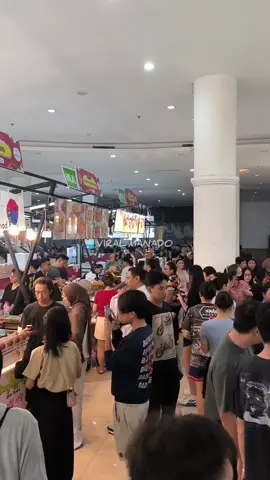 Warga Manado kini bisa menikmati beragam kuliner khas ibu kota tanpa harus jauh-jauh ke Jakarta. StarSquare Bahu Mall menggelar Festival Jajanan Jakarta mulai 12 hingga 21 September 2025. Event kuliner ini disebut sebagai yang pertama dan terbesar di Manado, menghadirkan berbagai makanan populer khas Jakarta yang tengah digemari masyarakat. Pengunjung dapat mencicipi aneka sajian mulai dari mie pedas ala Mie Gacoan, sosis panjang, pempek Palembang, menu salted egg, hingga minuman segar seperti Thai Longan dan Lychee. Kehadiran festival ini disambut antusias pengunjung, terbukti dari ramainya stand sejak hari pertama. Pihak penyelenggara berharap event ini bukan hanya menjadi hiburan kuliner, tetapi juga dapat memperkenalkan ragam jajanan Jakarta kepada masyarakat Manado serta menjadi agenda tahunan di StarSquare Bahu Mall. #jajananjakarta #bahumall #viralmanado 