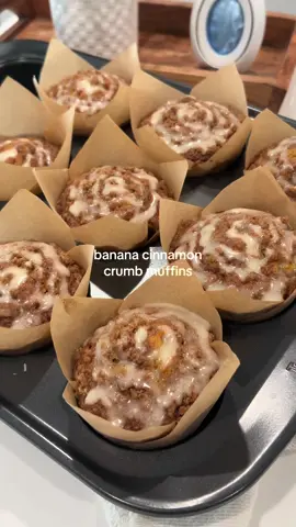 banana cinnamon crumb muffins cinnamon crumb: 4 unsalted butter 1/2 c (75g) flour 1/2 c (80g) light brown sugar 1 tbsp cinnamon muffin batter: 3/4 c (170g) unsalted butter, melted 1/4 c (50g) sugar 1/2 c (100g) light brown sugar 2 tsp (10ml) vanilla  2 eggs 3 ripe bananas 1 3/4 c (210g) flour 1 tsp (6g) baking soda 1/4 tsp (1g) salt maple glaze: 1/2 c (60g) powdered sugar 2 tbsp maple syrup  2 tbsp (30g) heavy cream 350F for 25 minutes 
