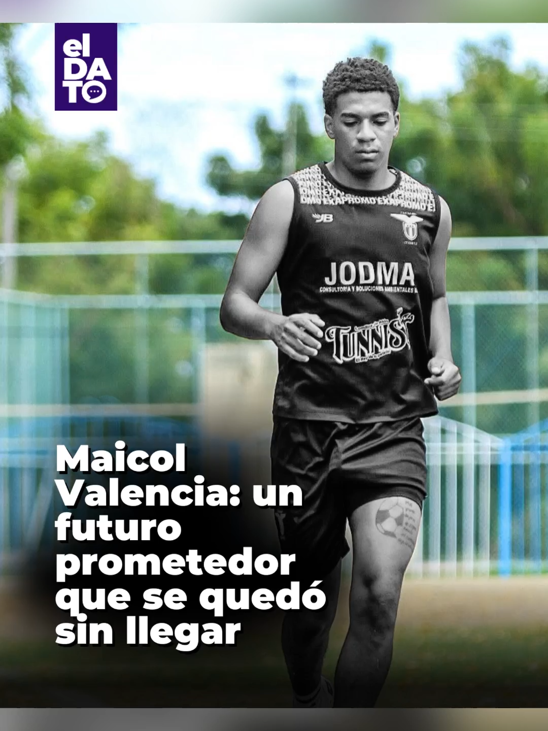 Maicol Valencia Vernaza tenía 25 años, jugaba de lateral y apenas unas horas antes de la masacre había sido presentado oficialmente como refuerzo de Exapromo Costa F.C. para medir a S.D. Quito por el torneo nacional de Segunda Categoría. Había mucha expectativa por su aporte al partido, ya que ahí empezaba su verdadero camino al fútbol profesional. “Usted viera con qué alegría él había mandado su foto en el equipo. Quería que lo fuéramos a ver jugar el 20 a Quito. Su sueño era ser futbolista profesional, y vino a alcanzar su sueño y le apagaron la luz”, comentó Diana Valencia, tía de Maicol, uno de los familiares que llegó a la morgue de Manta para reconocer el cadáver. Según José Luis Erazo, comandante de la Policía en el Distrito Manta, Maicol Valencia al igual que Leandro Yepez, fueron víctimas, colaterales del hecho vi0lento. Yépez, también futbolista de Exapromo, está gravemente herido.  A los dos deportistas, se suman tres víctimas m0rtales en el mismo hecho y sin antecedentes penales, confirmó la autoridad. ##Manta #Futbolista #Ataque #Futuro #Distrito