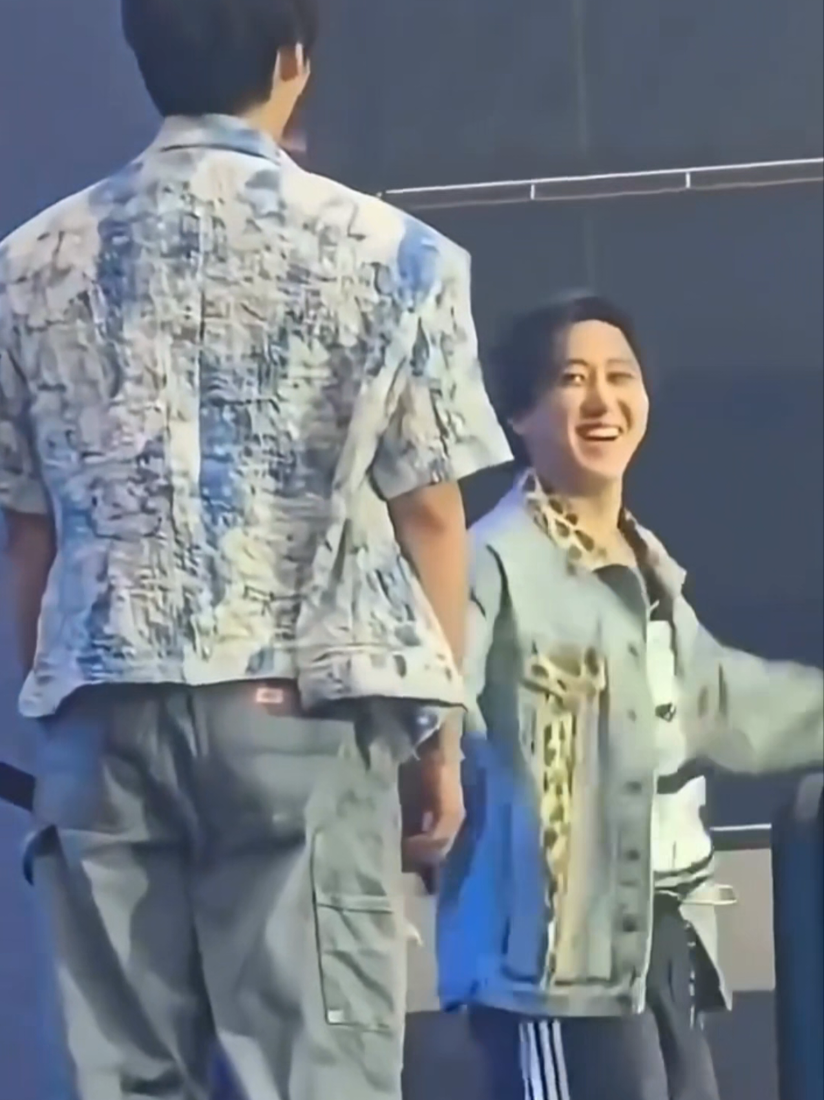 Lee Know lost his shoe and Bang Chan danced with it.. #leeknow #bangchan #changbin #hyunjin #straykids 
