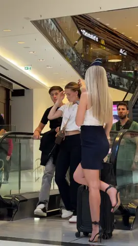 Seems they don’t like me… and you? #Aria_in_sky #crew #reactions #usa #stewardess 