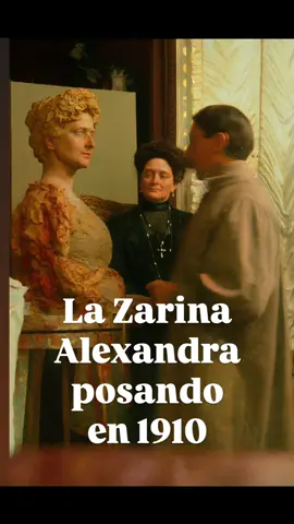 La zarina Alexandra Feodorovna posando para un busto en 1910, el escultor Pietro Canónica .  Nacida Alix de Gese nieta de la reina Victoria fue una belleza en su juventud.. 8 años después de este posado moriría en la tragedia de Ekaterimburgo ##zarina##alexandrafeodorovna##alixofhesse##art##royals