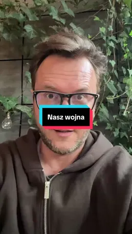 🚪💥 Nie ma głupszego hasła niż „to nie jest nasza wojna”, kiedy wojna toczy się tuż za naszymi drzwiami. To tak, jakby sąsiada okradali, a my mówili: „to nie moja sprawa”. Historia uczy, że obojętność zawsze kończy się tym, że złodziej przychodzi także do nas. ⸻ #SpojrzenieMateusza #wojna #Ukraina #Polska #bezpieczeństwo  