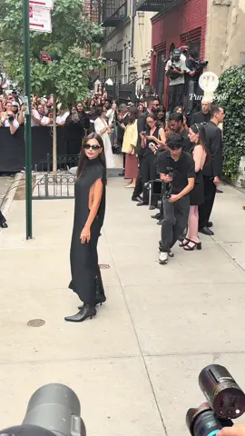 ✨ Emily Ratajkowski en star du défilé ! ✨ La sublime Emily Ratajkowski a illuminé le podium Calvin Klein 😍🔥. Charisme, élégance et allure iconique… un vrai moment mode à New York 🗽. 👉 Vous validez son passage remarqué ? ✨ #Purepeople #Bestimage #EmilyRatajkowski #CalvinKlein #NYCFashionWeek 