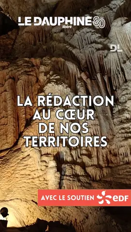 🔦 Il y a 90 ans, Robert de Joly découvrait l’un des plus beaux joyaux naturels de France dans les profondeurs de l’Ardèche : L’Aven d’Orgnac. Cette grotte sublime, classée Grand site de France, est le lieu d’une conférence de rédaction unique du Dauphiné Libéré en ce mois de septembre 🗞️ Au cœur de ses territoires, votre journal vous emmène dans les profondeurs de la terre : descente en rappel, sensations fortes et explications pour tout comprendre de ce lieu mythique. #SInformerSurTikTok #LeDauphineLibere #AvenDOrgnac #Ardèche #Grotte #Tourisme #Medias