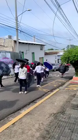 🇸🇻 EL ESPÍRITU PATRIO UNE A TODOS LOS SALVADOREÑOS En medio de su jornada, un albañil se dejó llevar por el ritmo de una banda de paz que ensaya para el desfile del 15 de septiembre. Su baile refleja la alegría, la unión y el orgullo de un pueblo que conmemora con fuerza y esperanza los 204 años de independencia. #fyp #foryoupage #viral #elsalvador #paratiiiiiiiiiiiiiiiiiiiiiiiiiiiiiii 