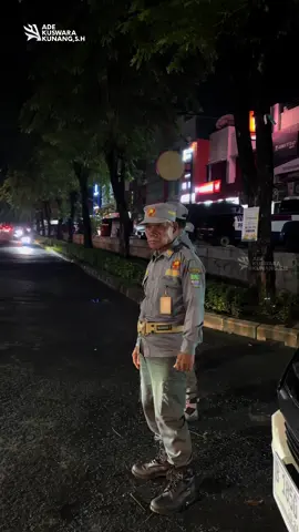 Malam ini saya bersama Forkopimda melaksanakan siskamling di cikarang pusat, kegiatan ini di arahan langsung oleh kementrian dalam negri untuk kondusifitas dan keamanan lingkungan di wilayah kabupaten bekasi Selanjutnya surat edaran siskamling di tingkat Rt/Rw desa kelurahan serta kecamatan di Kabupaten Bekasi akan di sebar luaskan Semangat gotong royong terus kita bangun di Kabupaten Bekasi untuk menjaga stabilitas politik, keamanan, dan ketertiban masyarakat di Kabupaten Bekasi. Mari bersama kita jaga Kabupaten Bekasi sebagai rumah kita bersama #AdeKuswaraKunang #BangkitMajuSejahtera 