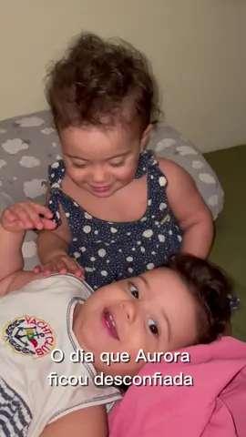 Ninguém pode mais nem fazer um carinho, nã!! 😂  #aurora #elena #gemeas 