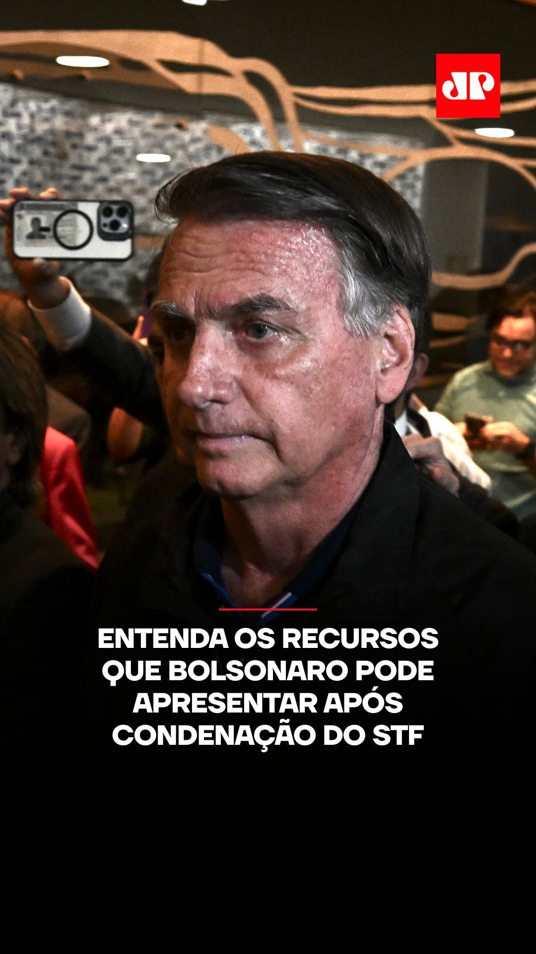 O ex-presidente Jair Bolsonaro (PL) foi condenado a 27 anos e três meses de prisão pela 1ª Turma do Supremo Tribunal Federal (STF), na noite desta quinta-feira (11), por participação em organização criminosa relacionada à trama golpista de 8 de janeiro. No #MorningShow desta sexta-feira (12), as professoras Priscila Silveira e Luciana Nepomuceno analisaram a decisão e explicaram quais recursos a defesa de Bolsonaro pode apresentar nos próximos dias. 📺 Confira na JP News e Panflix #Política #STF #Bolsonaro #JairBolsonaro #julgamento