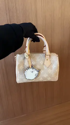 Here comes the little kitty! 🐱#newbag #Luxury #baglover #handbags #bagtactory #tiktokbagladesh #Girls #totebags #luxurybag #❤️❤️❤️❤️🌹🌹🌹🌹love #fashionbag #womenbag #Handbags #BagsHealEverything #bag #Bag #Love #New #speedy 