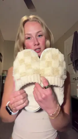 Best house slippersss so comfy and on sale rn! #slippers #houseslippers #shoes #comfyshoes #comfyslippers 