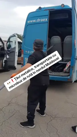 Țăvi metalice, transportate cu microbuz de rută în nordul Moldovei #Moldova #Transport #NordulȚării #Microbuz #Inedit