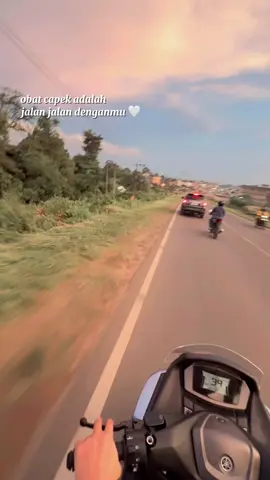 Takut topi nya terbang 😁🏍️
