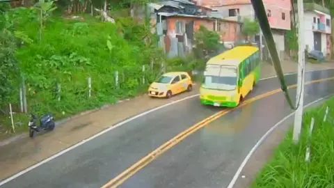 Gracias a la habilidad de un conductor en una vía en Bucaramanga, un bus casi termina volcado. Así se aprecia en este video en el que se ve como el automotor gira en varias direcciones en la carretera. Afortunadamente ningún pasajero resultó lesionado.