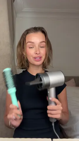 Mon allié au quotidien le Airlight pro de chez @L’Oréal Professionnel ! Mes cheveux sont secs en 2 minutes et sont si brillants 🥰 #AirLightPro, #lorealpro #haircare 