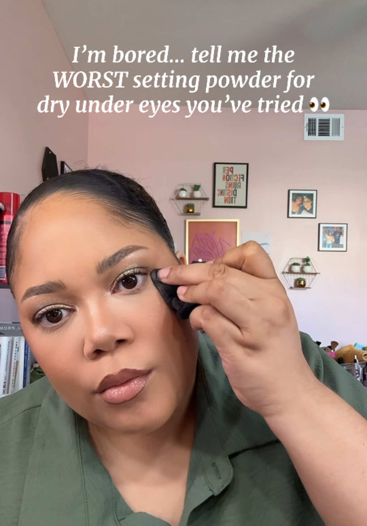 Some powders will have you looking like the Sahara Desert 🫠  What’s the driest powder you’ve ever tried? Drop it below👇🏽  IB: @Amanda Suarse 40+ beauty  #makeupfail #beautyover40 #dryundereyes #settingpowder #matureskinmakeup 