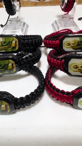 San Judas Tadeo~Pulsera tejida a mano con hilo muy resistente y con la imagen en una tablita de madera cubierta con resina para mayor protección!Envios dentro de Estados Unidos. #sanjudastadeo💚 #pulseritasdehilo #fyp #paratiiiiiiiiiiiiiiiiiiiiiiiiiiiiiii #bracelet 
