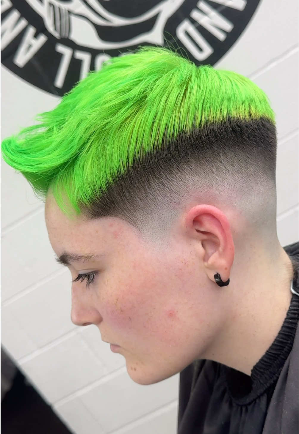 Love working with coloured hair, here’s a clean skin fade and sharp line up to really make the colour pop!  #fyp #barber #jrl #lamborghini #green