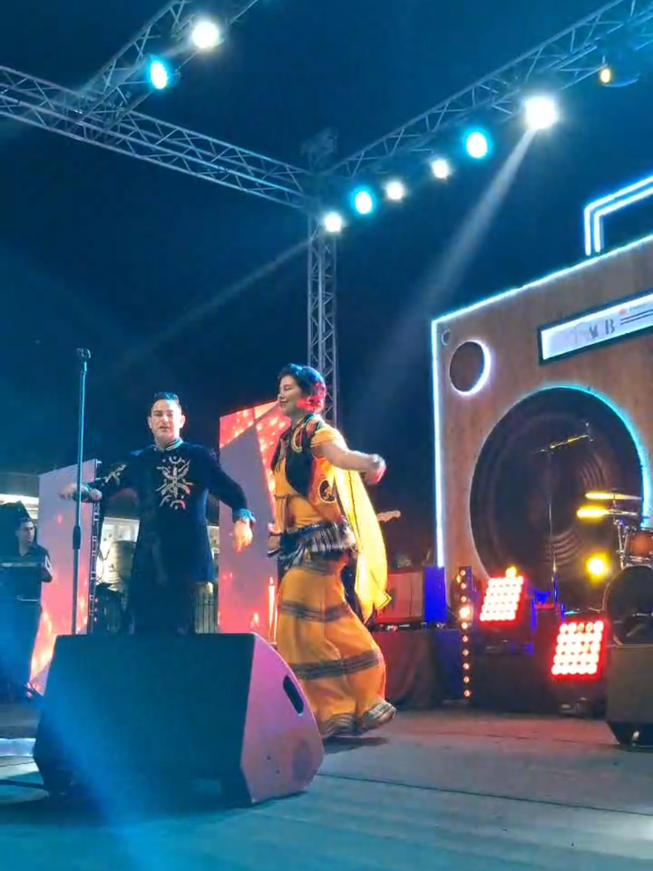 la majestueuse hadjira lors du spectacle de MASSI au PARADISE BEACH CLUB avec sa magnifique danse Kabyle . #paradisebeach #dansekabyle #hadjiradanseuse 