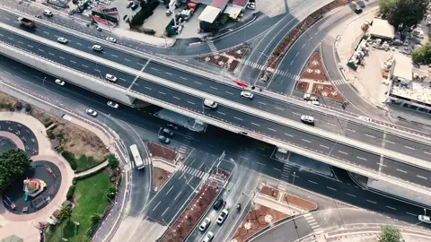 Uzun yıllardır trafiğin en çok tıkandığı, en temel akslardan biri olan Öğretmenler Bulvarı otoban kavşağına yaptığımız üst geçit, tarihi bir hizmet oldu. Adana’mıza tekrar hayırlı olsun.