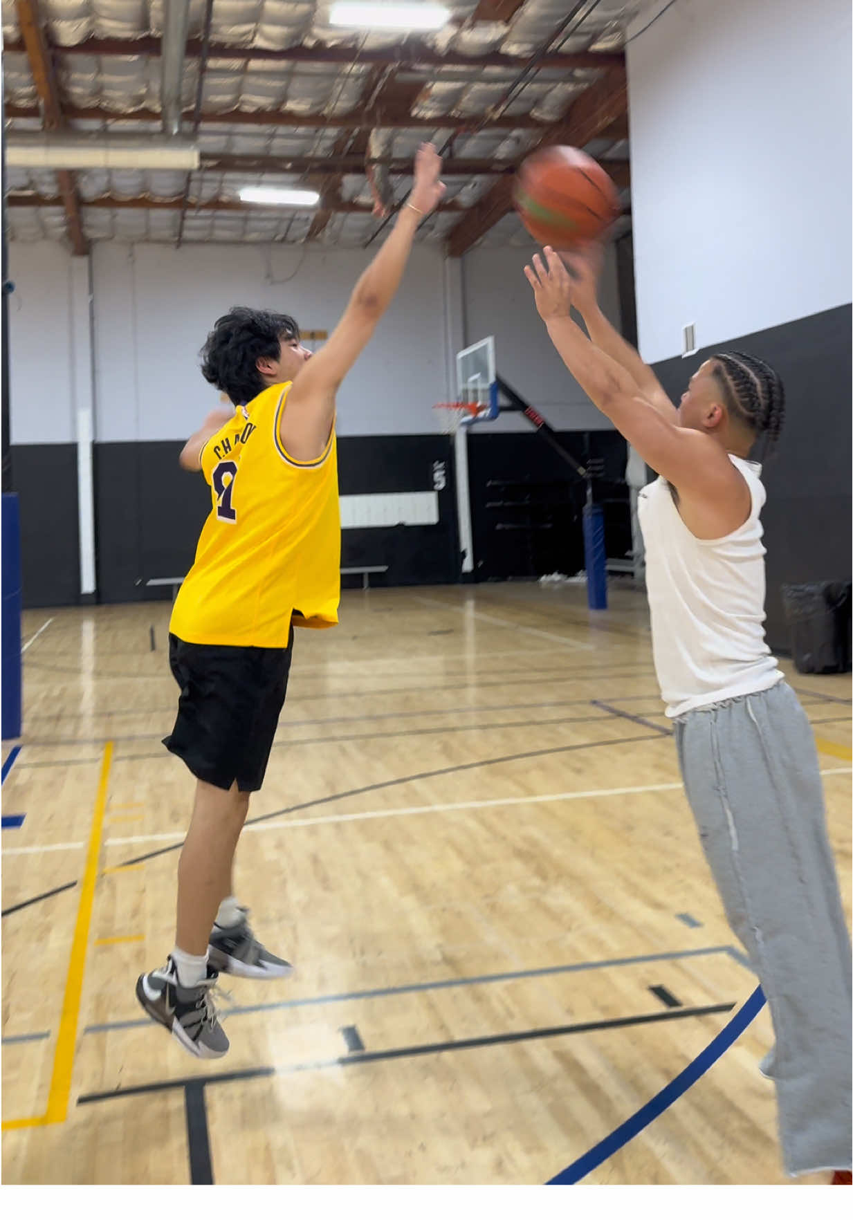 Comment if you’re locking me up 🤔 @hungryhungryhanny #basketball #basketballtiktok #hooping #hooper #trending 