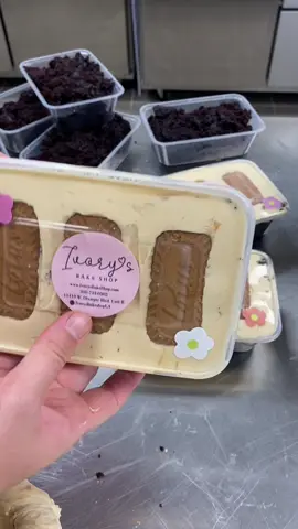 Give me a spoon and a cake tub and I’m a very happy girl. Anyone else relate? 🙋🏼‍♀️ #bakerylife #baking #chocolatecake #biscoffcake #losangeles 