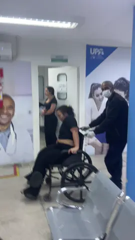 Ontem por volta de 2:30 da manhã minha esposa colocou uma bola de sangue pra fora,aparentando estar perdendo meu filho foi negada a ajuda no HOSPITAL DO CALAZANS E NA UPA DE NILÓPOLIS, só levaram ela pro jucelino por q moradores viram meu desespero e obrigaram a ambulância a levar ela, por q quem conhece a upa do cabuis sabe q a ambulância fica parada os cara fumando cigarro e batendo papo FOI NEGADA A AJUDA, obrigado moradores salvaram a vida da minha esposa e pra quem é pai ou será sabe o desespero que é nem dormi direito, essa maldita que não deve ter família fechou a porta na minha cara eu só queria pelo menos uma injeção pra amenizar a dor dela será q pedi muito?😭😭😭
