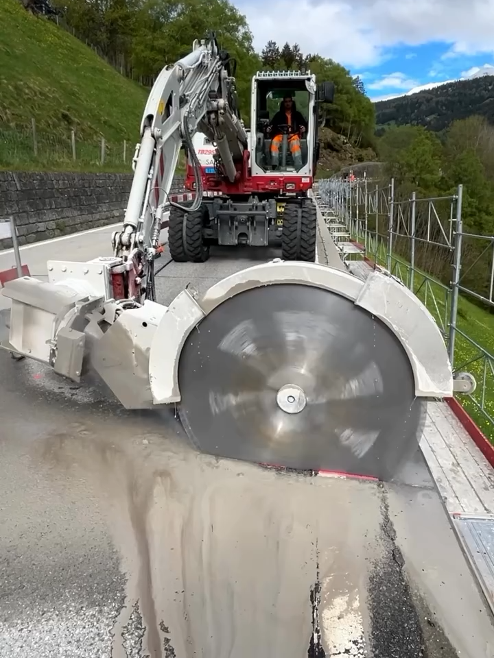 CMS excavator saw by Gebrüder Egli Maschinen.