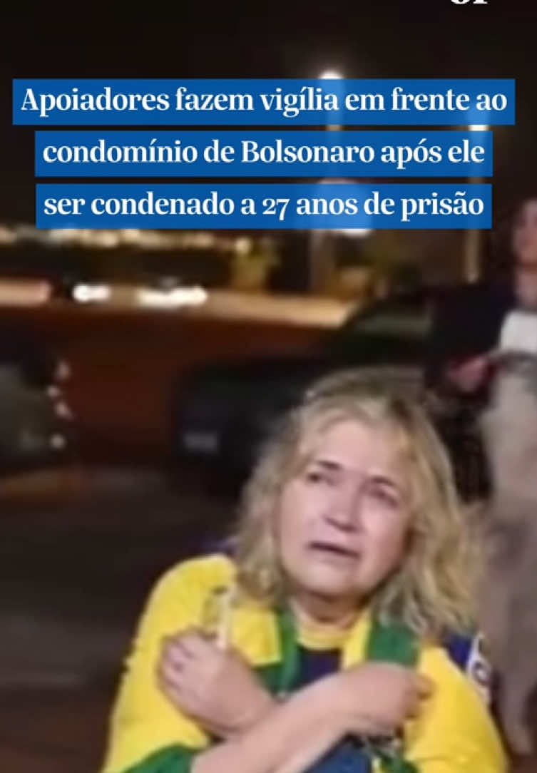 Vestidos de verde e amarelo, enrolados em bandeiras do Brasil e dos EUA, apoiadores de Jair Bolsonaro se reuniram em vigília na porta do condomínio do ex-presidente, em Brasília. O ato ocorreu na noite desta quinta, 11, horas após a condenação dele a 27 anos de prisão pelo STF por tentativa de golpe de Estado e outros crimes.  🔗 Para mais informações, siga @opovoonline nas redes sociais. 📷 Vídeo: redeondadigital/X e Instagram renatoaraujorj #opovo #bolsonaro #vigilia #stf #condenado