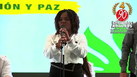 🛑 Lo que pasó en #Timbío lo cambia todo: #Petro y #Francia unidos 👇  Una escena inesperada sacudió la política colombiana: en Timbío, Cauca, el presidente @Gustavo Petro  y la vicepresidenta @Francia Márquez Mina confirmaron su reconciliación pública durante la firma del Pacto Territorial por el #Cauca. Con una inversión social de veintisiete coma seis billones de pesos, el acuerdo promete transformar la región más golpeada por la violencia en los próximos diez años. El gesto de unidad fue leído como estratégico y simbólico: ambos líderes, tras semanas de tensiones, reaparecieron juntos, enviando un mensaje de cohesión al país en la recta final del mandato y de cara a las elecciones de dos mil veintiséis. “Sigamos construyendo juntos una Colombia con dignidad para todos y todas”, escribió Márquez en su cuenta oficial, acompañando sus palabras con una imagen junto a Petro. #colombianos 