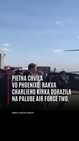 Rakva konzervatívneho aktivistu Charlieho Kirka dorazila vo štvrtok do jeho rodného štátu Arizona na palube lietadla Air Force Two. Viceprezident JD Vance mu vzdal poctu posledným letom, keď osobne pomáhal pri prenášaní rakvy spolu s armádnymi príslušníkmi. Na palube bola aj jeho manželka Usha, ktorá vystúpila z lietadla bok po boku s Kirkovou vdovou Erikou. Obe ženy mali na sebe čierne šaty a slnečné okuliare – ich spoločný krok pôsobil ako silný symbol jednoty a podpory v čase smútku. Kirk zomrel tragicky minulý týždeň, keď bol zastrelený počas verejného prejavu na Utah Valley University. Bol spoluzakladateľom a generálnym riaditeľom mládežníckej konzervatívnej organizácie Turning Point USA so sídlom vo Phoenixe. Vance na sociálnych sieťach napísal, že ich priateľstvo začalo pred rokmi, keď mu Kirk po vystúpení v relácii Tuckera Carlsona napísal povzbudivé slová. Tento okamih sa stal začiatkom blízkeho vzťahu. „Bol skutočným priateľom,“ napísal viceprezident.  Video: X/FoxNews, X/IDontCareBear1  Zdroj: apnews.com  #startitup #like #follow #kirk 