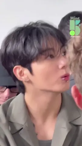 JUNGKOOK Global Brand Ambassador while watching the finale show of Calvin Klein Collection Spring 26 in New York, USA. What look will he be impressed with? Let's try to guess. JUNGKOOK AT FASHION WEEK #jungkook×calvinklein  #JUNGKOOKXNYFW #JungkookForCalvinKlein #CalvinKlein #jungkook   (@mintmag_th)
