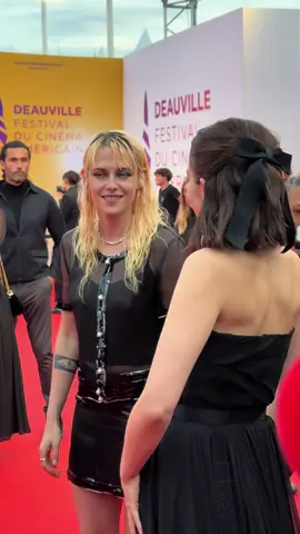 #kristenstewart #zoeydeutch @Festival de Deauville  📹 @Steph Steph Chermont 