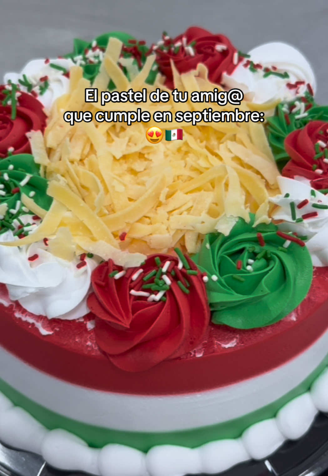 Siempre cómplices de los cumpleañeros del mes patrio. 🎉 ¡Que vivan los de septiembre! 🇲🇽 Etiqueta a un amigo que cumpla años en septiembre. 👀 #septiembre #cumpleaños #pastel #mexico #artesanal 