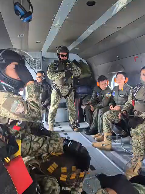 De esta manera se comunican los paracaidistas previo a su salto, haciendo una última revisión a su equipo. #desfilemilitar2025 #fuerzasarmadasdemexico #flypシ