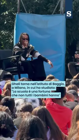 Ghali è tornato tra i banchi dell'Istituto Comprensivo Statale IQBAL Masih, nel quartiere Baggio di Milano, dove lo stesso rapper ha studiato. 