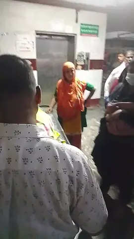 লাশ বেচা কেনার ভিডিও   চট্টগ্রাম মেডিকেল আয়া এ-ই লাশ টাকা ছাড়া যেতে দিবে না আমরা সবাই এদের হাতে জিম্মি কখন এদের হাত তেকে মুক্তি পাবো দুর্নীতি কখন বন্ধ হবে। লাশ নিয়ে খেলতে ওদের পছন্দ। 