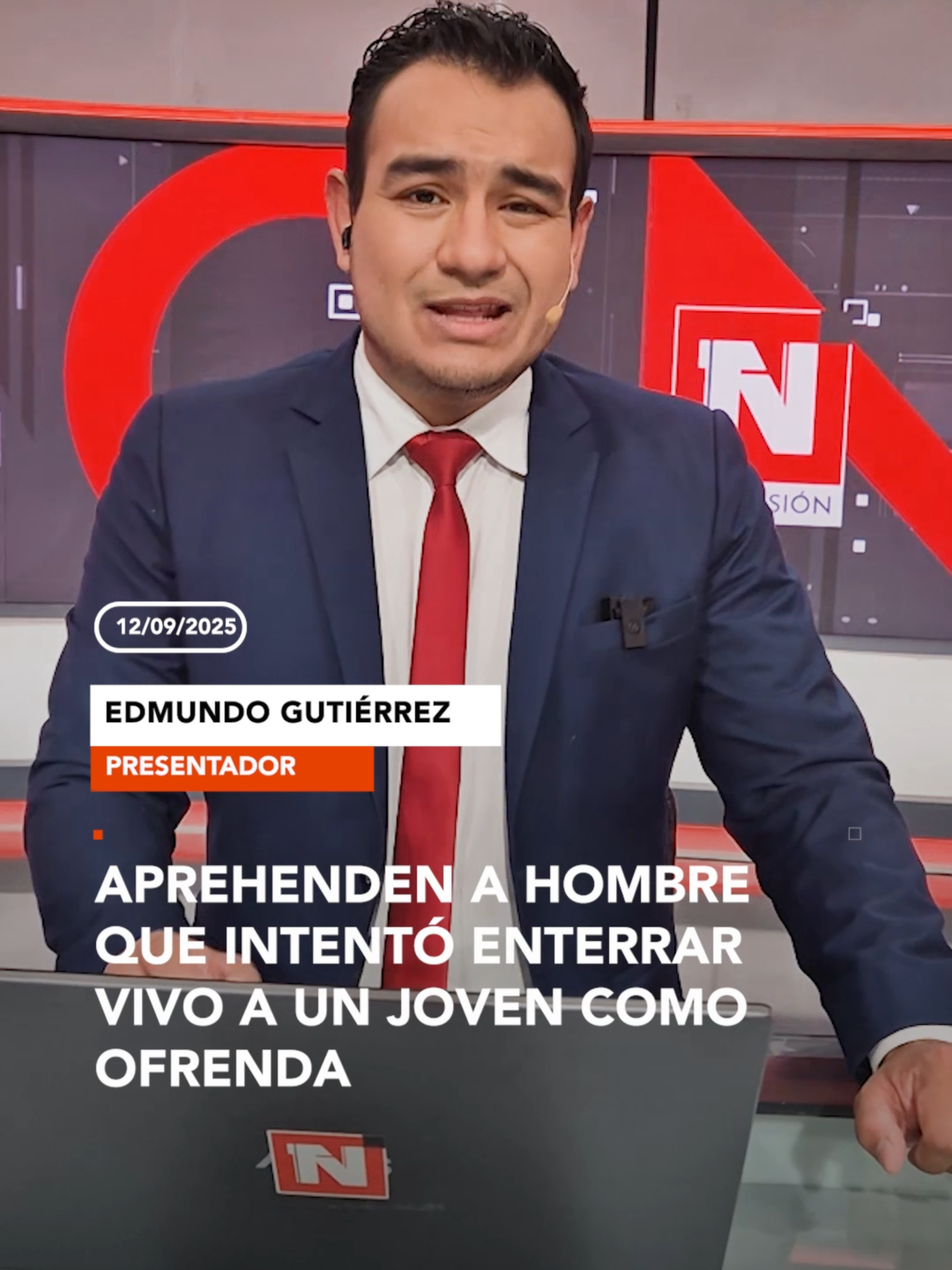 #NotivisiónSCZ |La Policía aprehendió a un sujeto acusado de tentativa de AS3SINATO, tras conocerse que habría intentado enterrar vivo a un joven como parte de una ofrenda en agosto. Presentador: @soyedmundook ▶️ Más información en www.reduno.com.bo #TentativaDeHomicidio #sullu #Aprehendido  #edmundogutiérrez