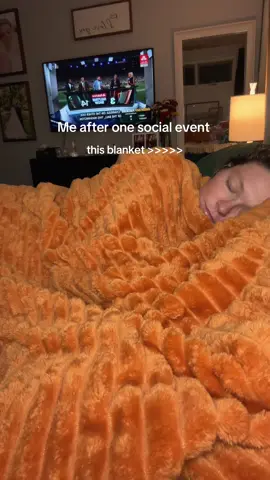 This blanke feels like a cloud  #blanket  #blankets #cozyathome  #blanketlife 